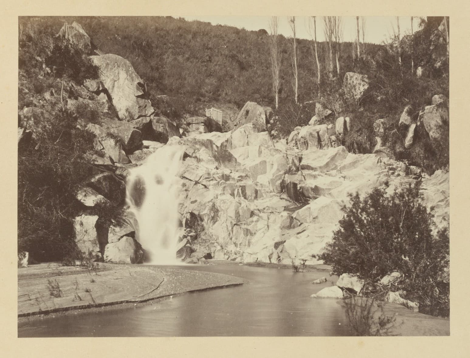 Salto de agua, alrededores Santiago, ca. 1868