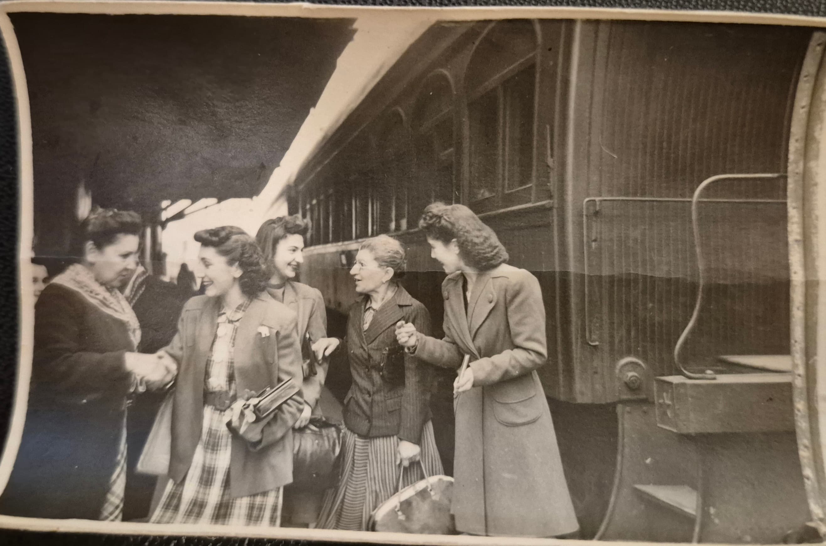 Mujeres se van de viaje en tren, 1945