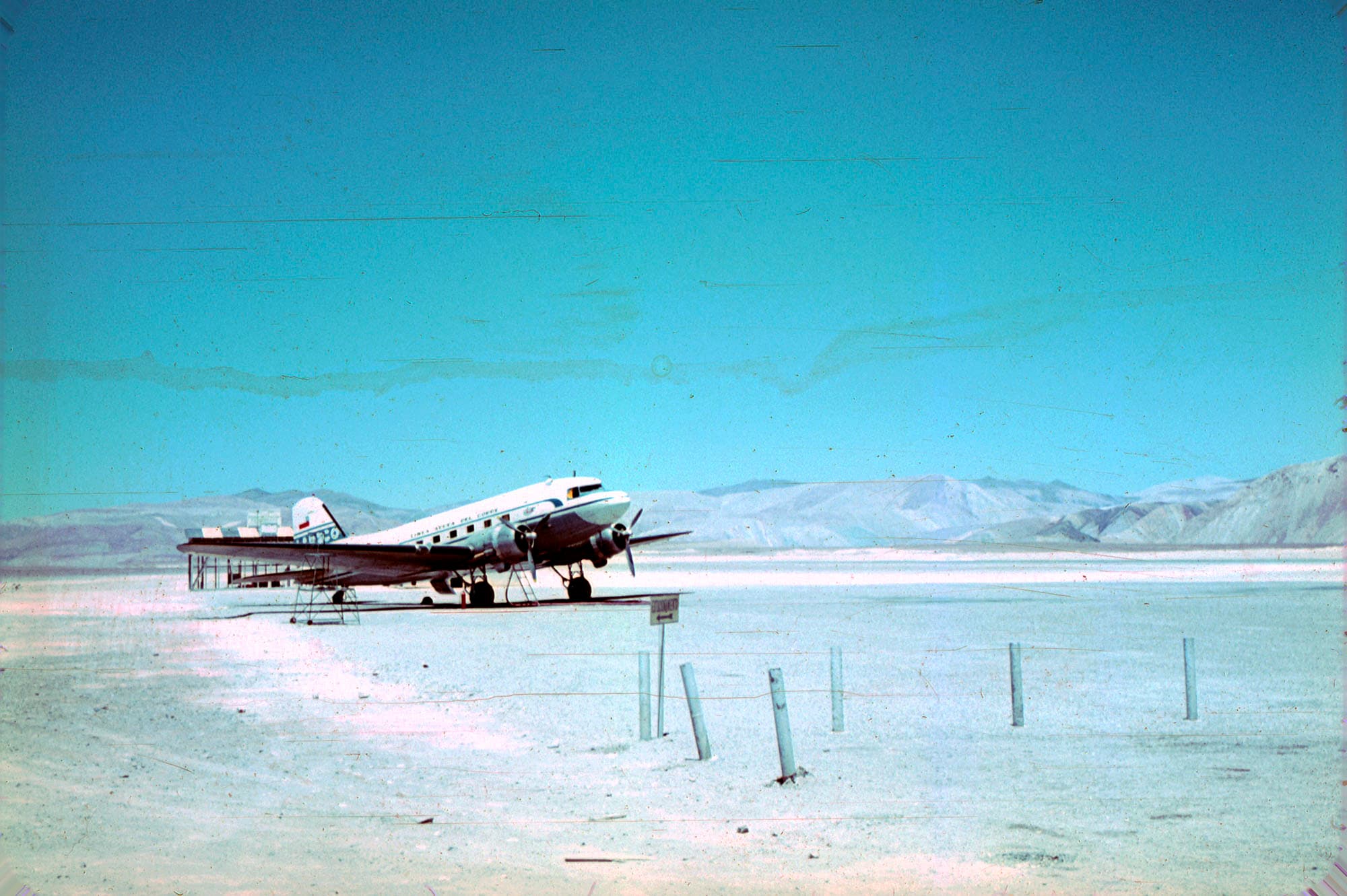 Avión de la Línea Aérea del Cobre en el desierto, ca. 1964