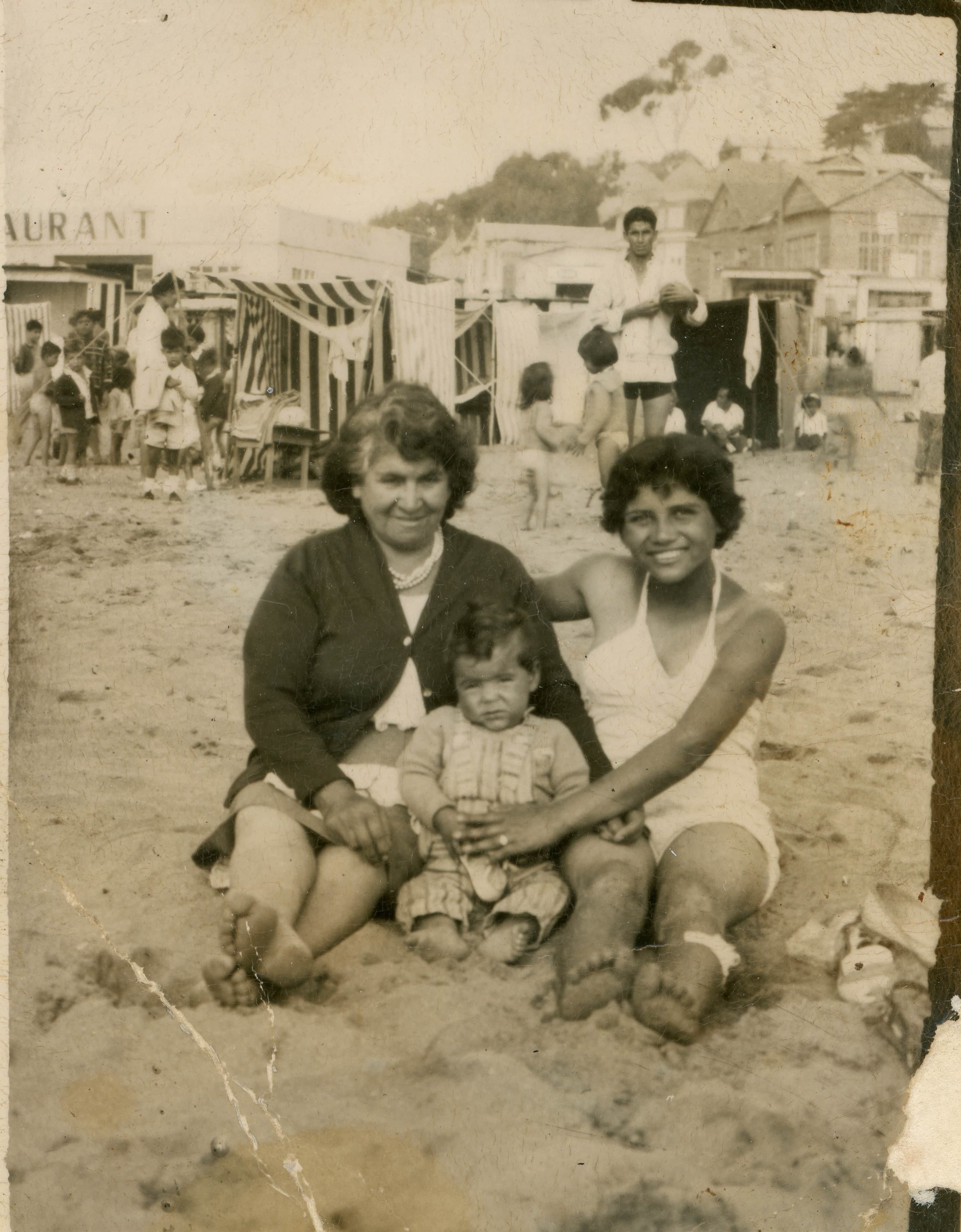 Familia en Playa de Cartagena, 1966