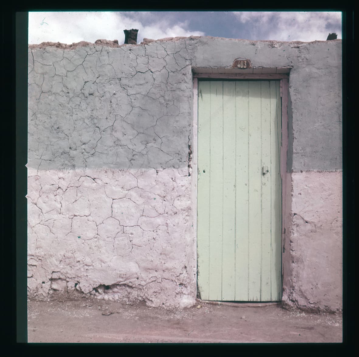 Puerta en pared craquelada, Calama, Región de Antofagasta, Chile, 1950 - 1965