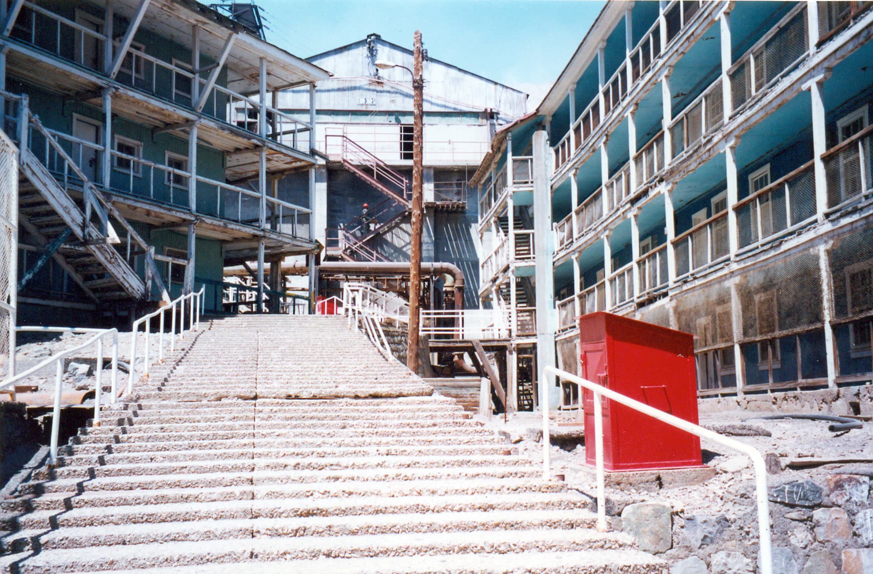 Vista a escalinatas y fachadas de Sewell, 2002