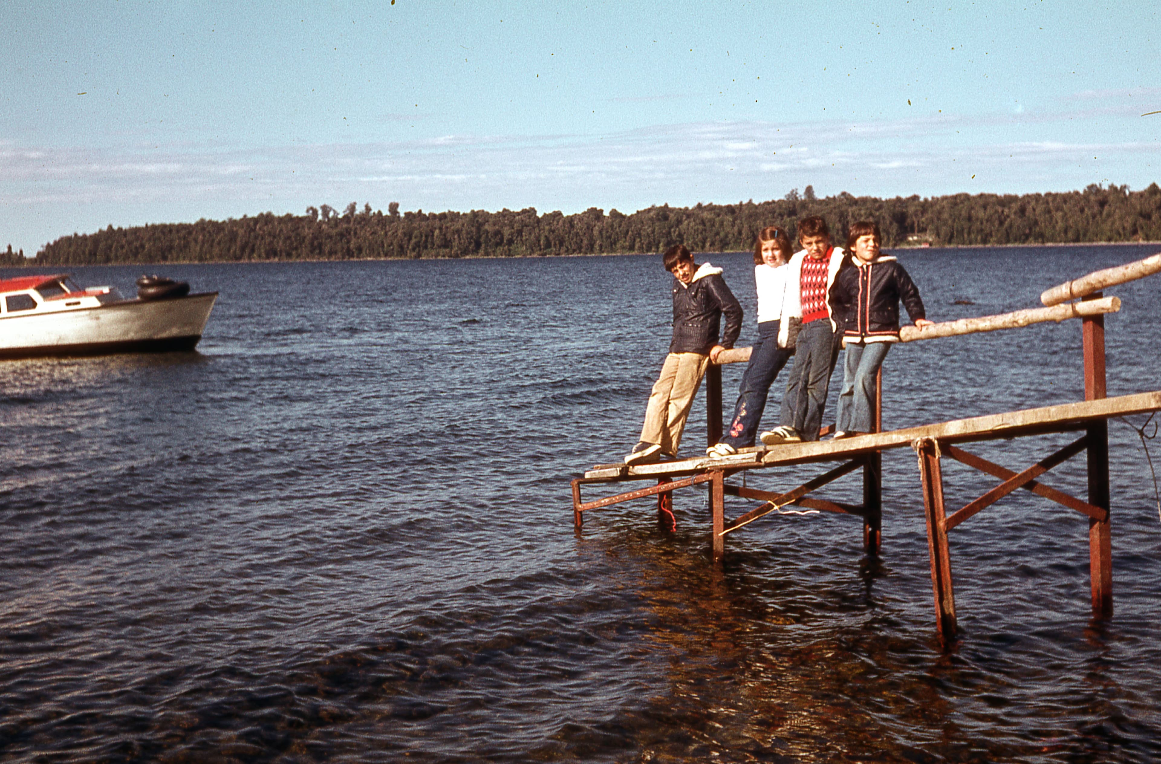 Jóvenes en un muelle, ca. 1965