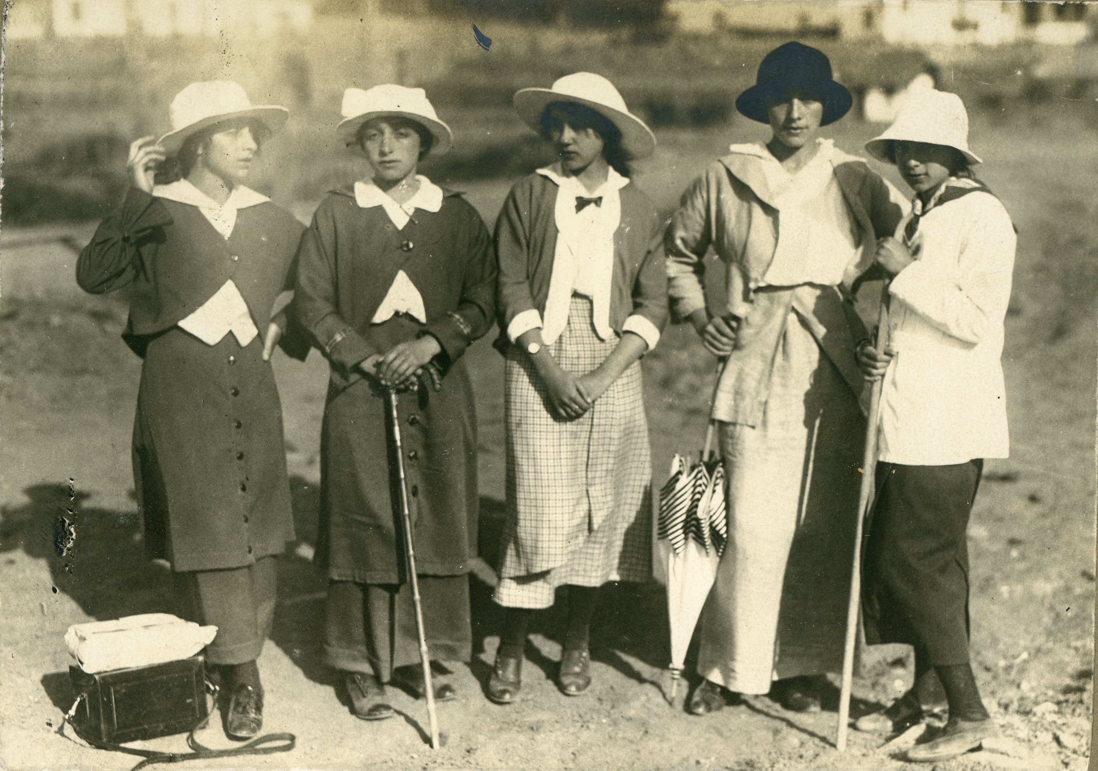 Mujeres en Playa de Papudo, Febrero de 1915