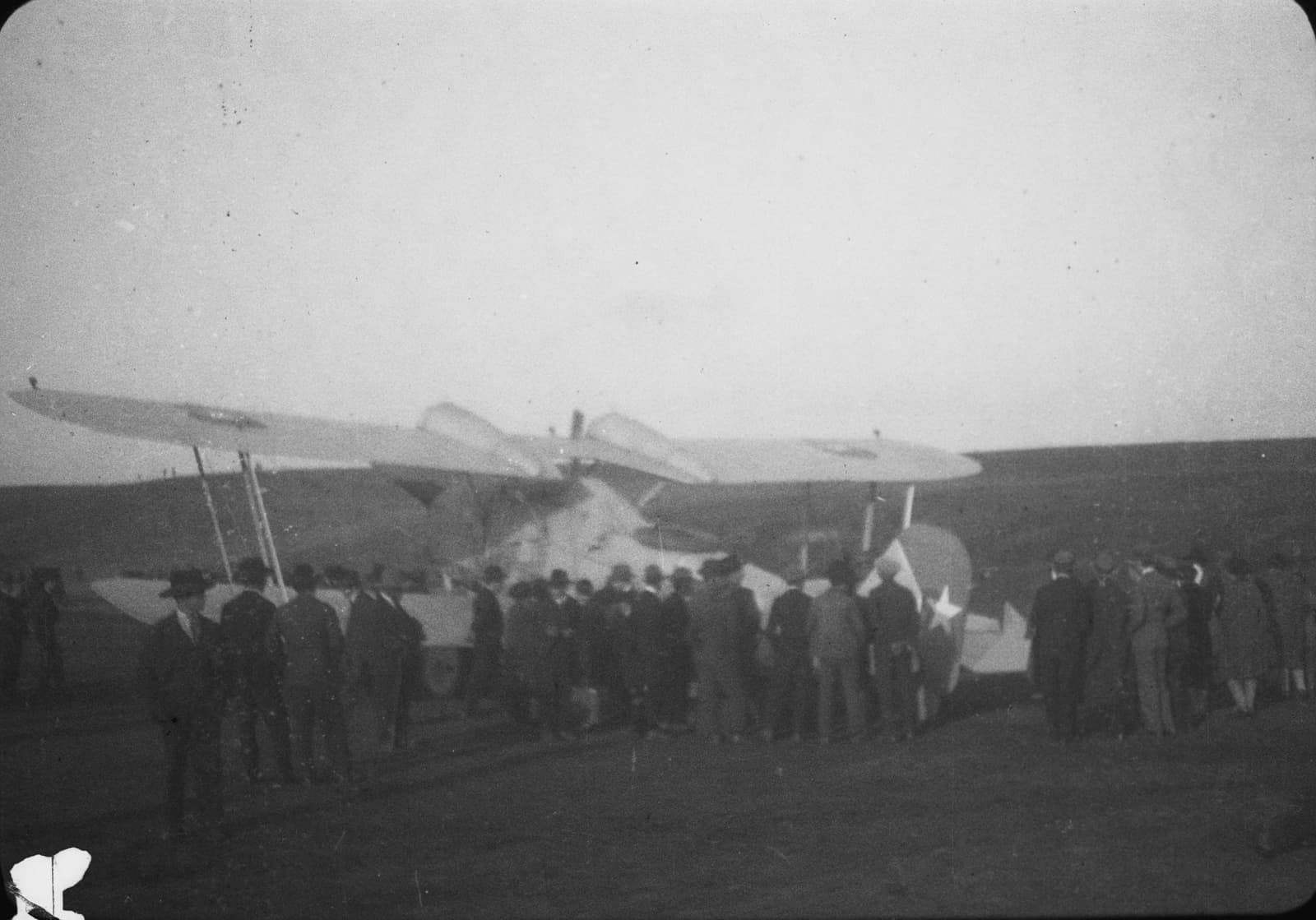 Multitud junto a un avión, Temuco, 1928