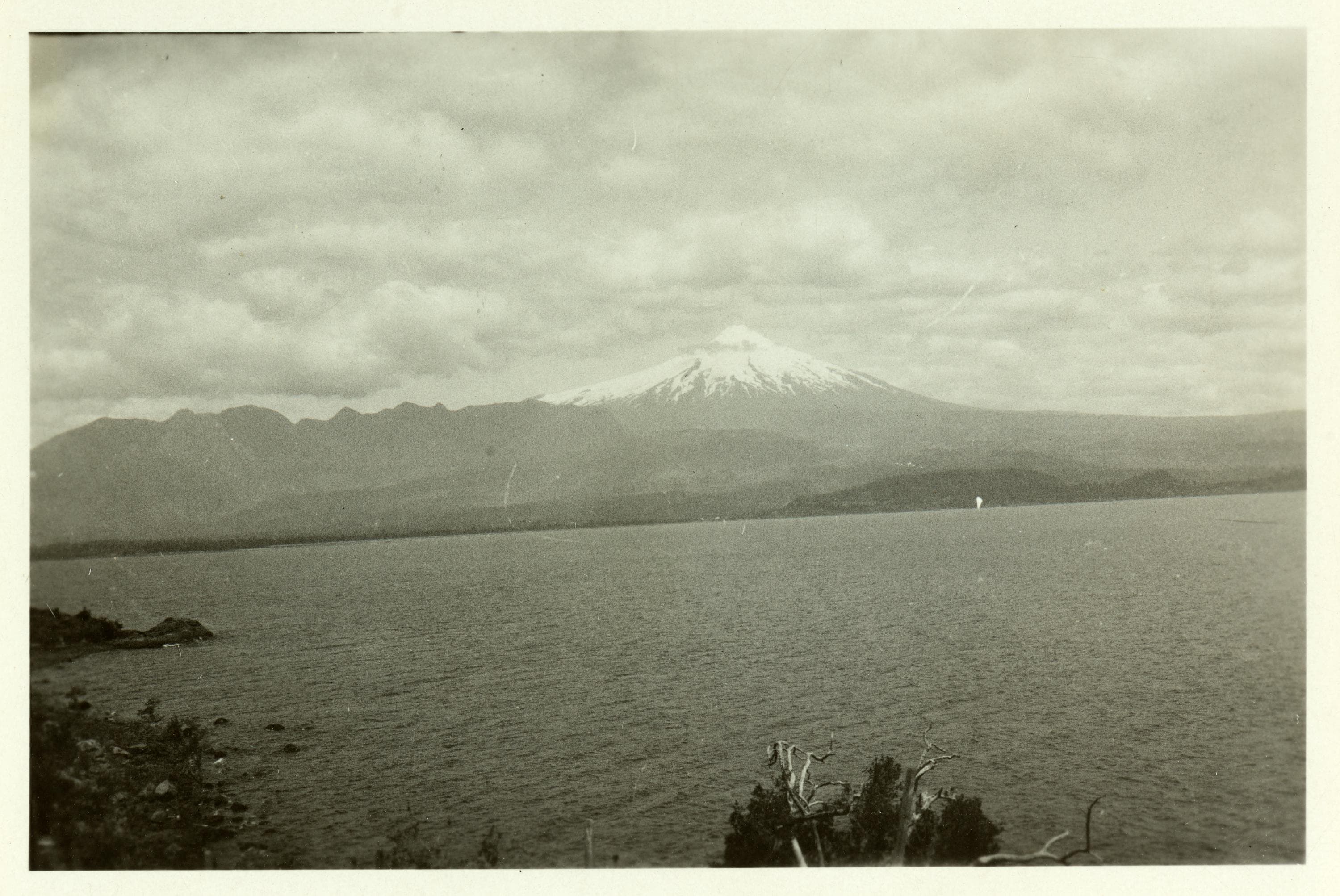 Lago y Volcán Villarrica, 1930