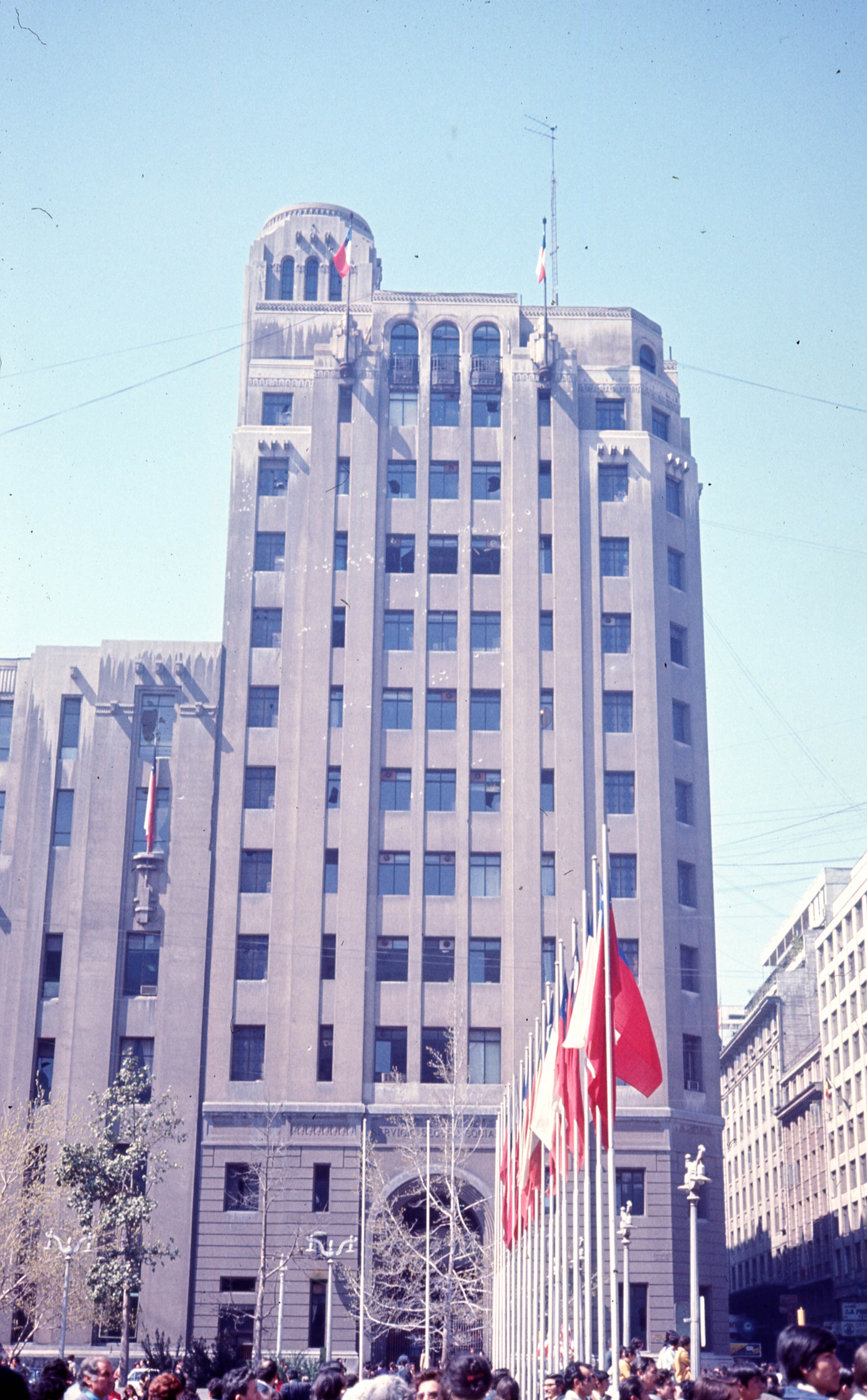 Edificio del Seguro Obrero con daños, 20 de Septiembre de 1973