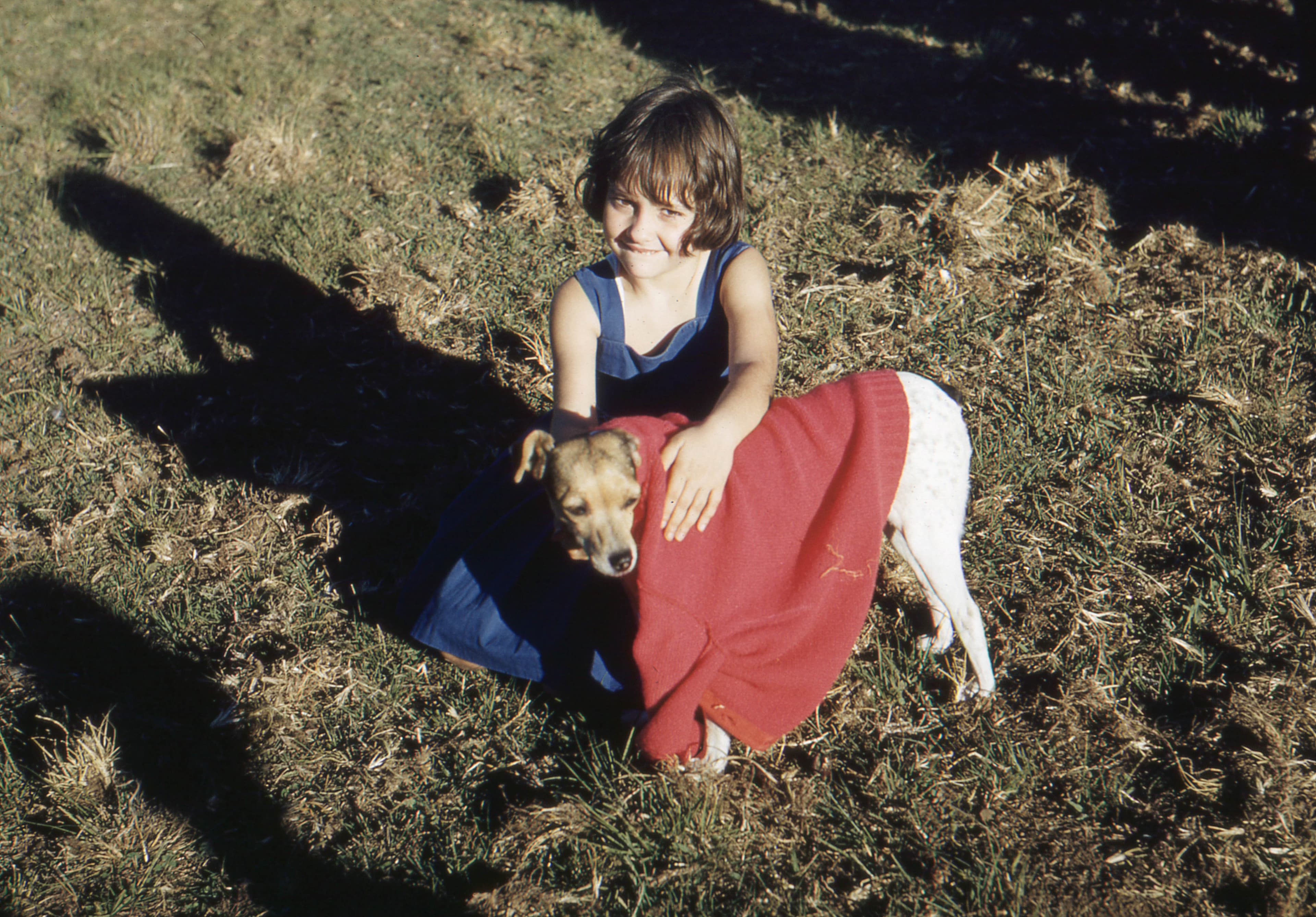 Niña jugando con perro circa. 1965