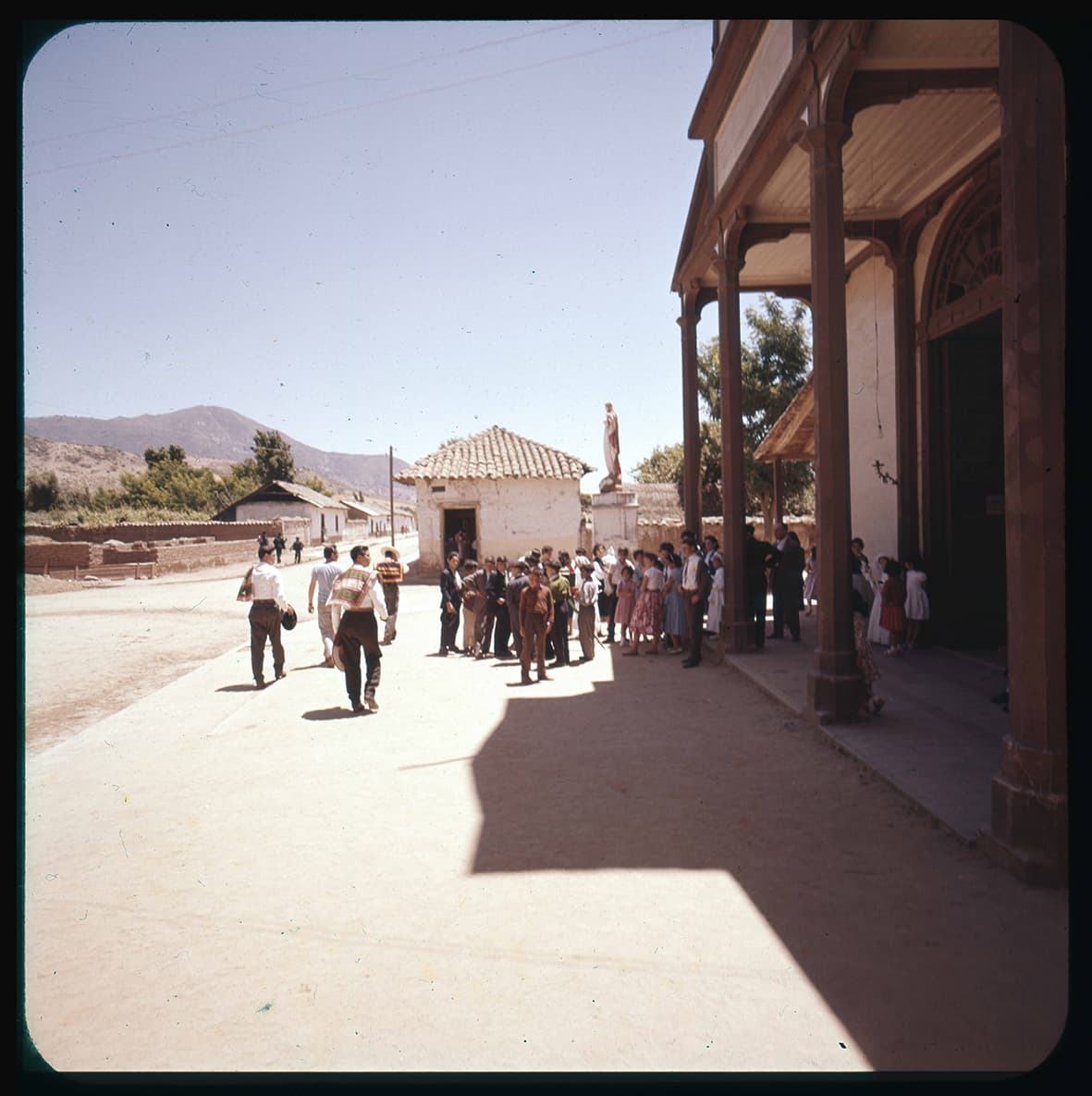 Primera comunión a las afueras de la Iglesia de San Jerónimo De Alhué, Alhué, Región Metropolitana, Chile, 1950 - 1965