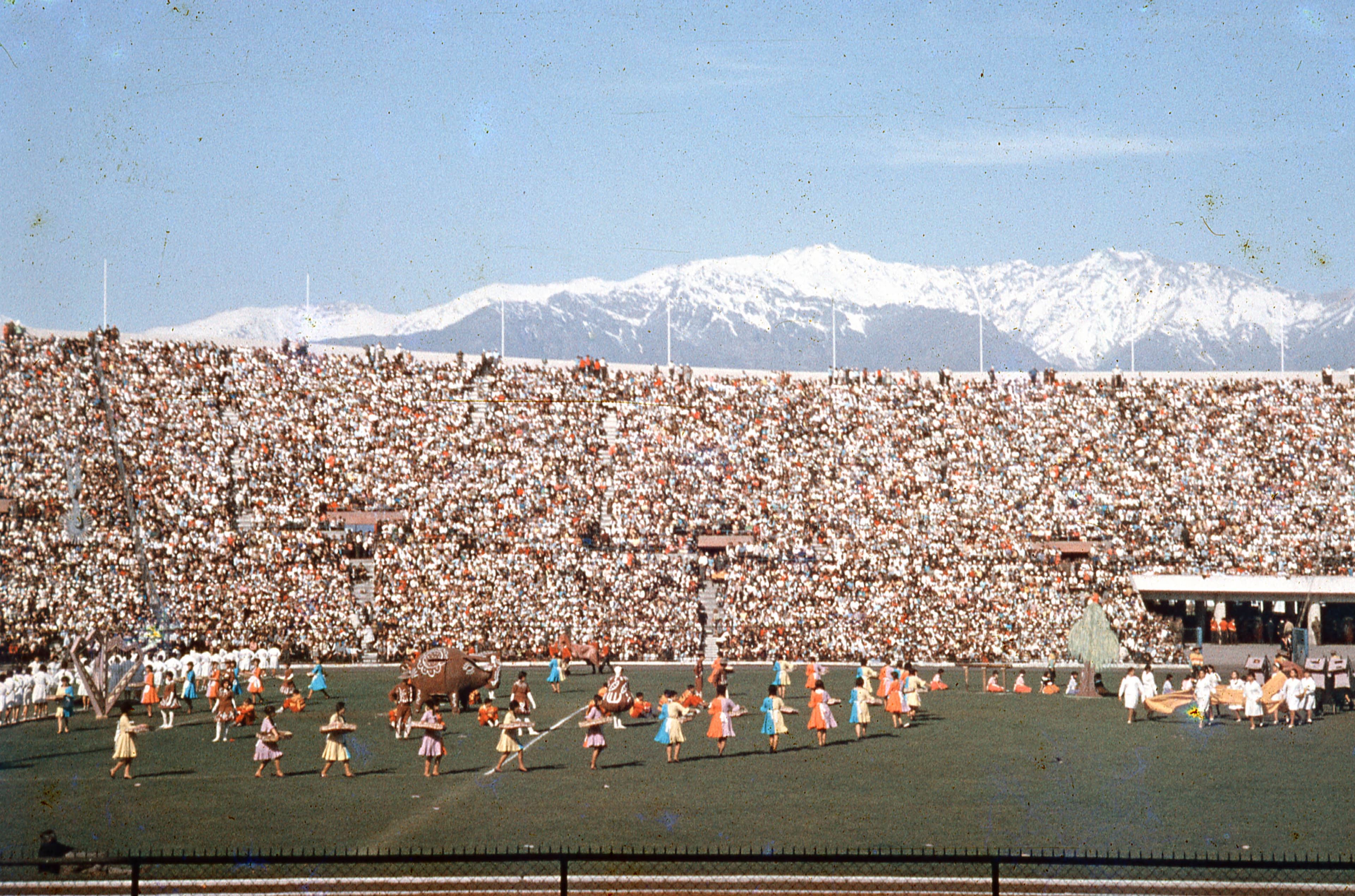 Jóvenes en espéctaculo de barras en el Clásico Universitario de 1965