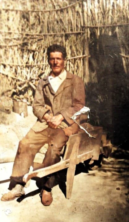 Federico Núñez descansando junto a la cocina fogón, 1945