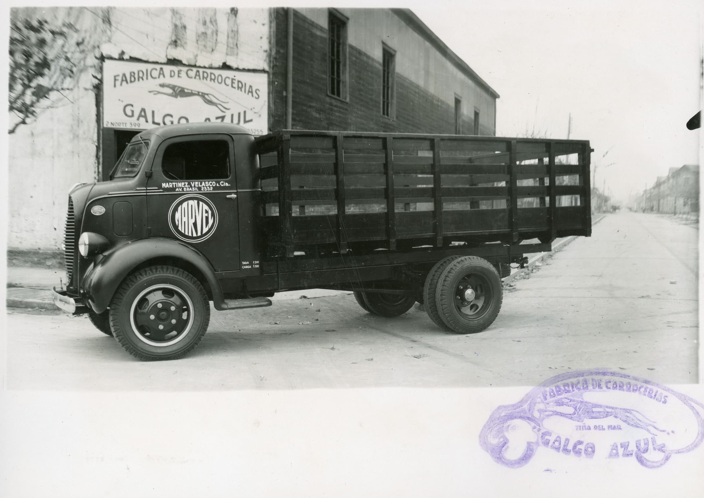Camión frente a la Fábrica de Carrocerías "Galgo Azul" en Viña del Mar, ca. 1950