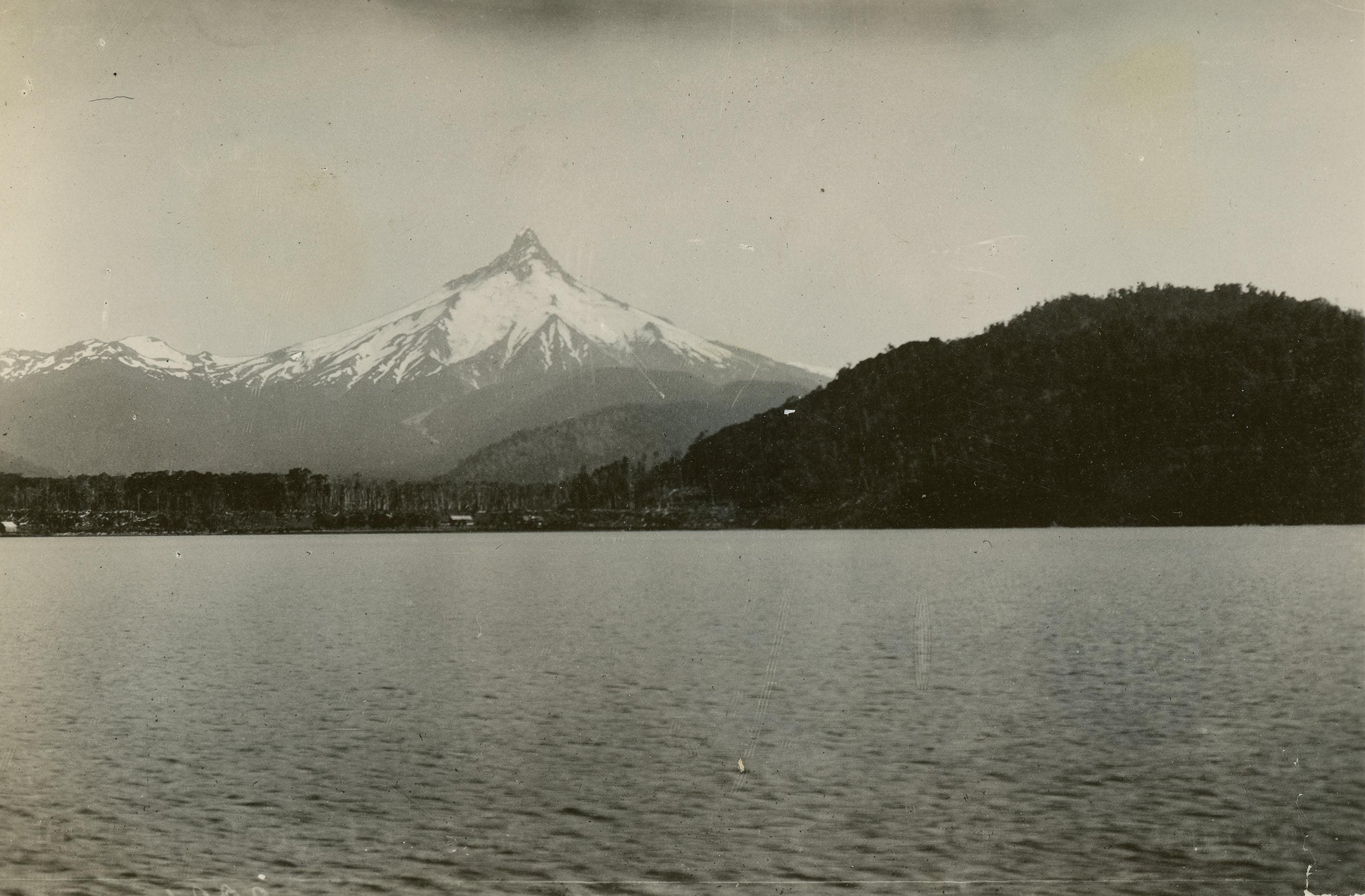 Volcán Puntiagudo desde el Lago Todos los Santos, 1930