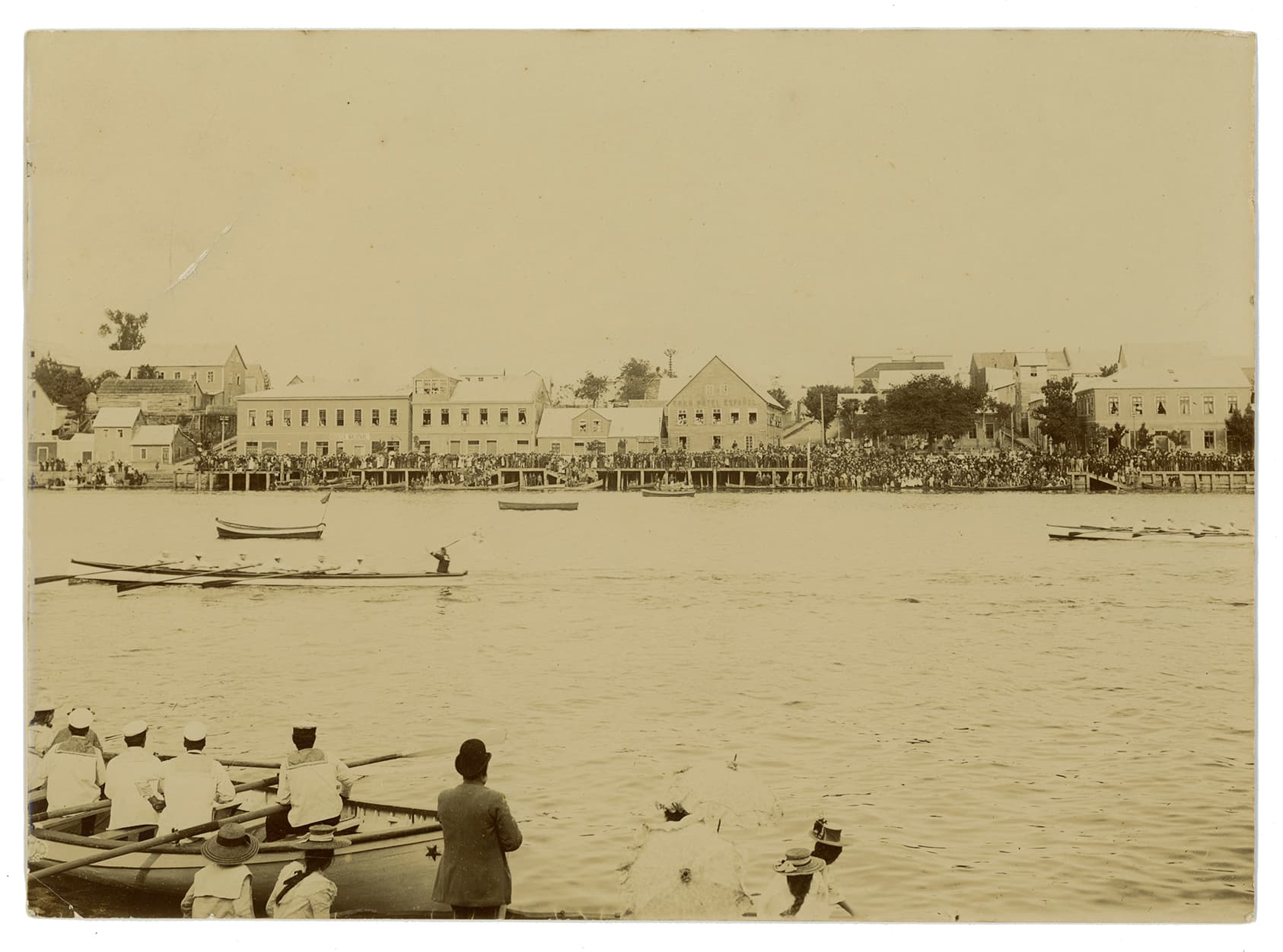 Regata en el Río Valdivia, al fondo Avenida Arturo Prat, 1905