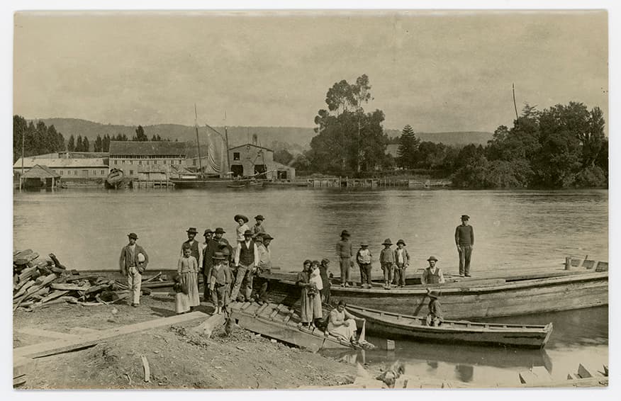 Av. Arturo Prat. Lugareños a la orilla de río - Ciudad de Valdivia, 1897