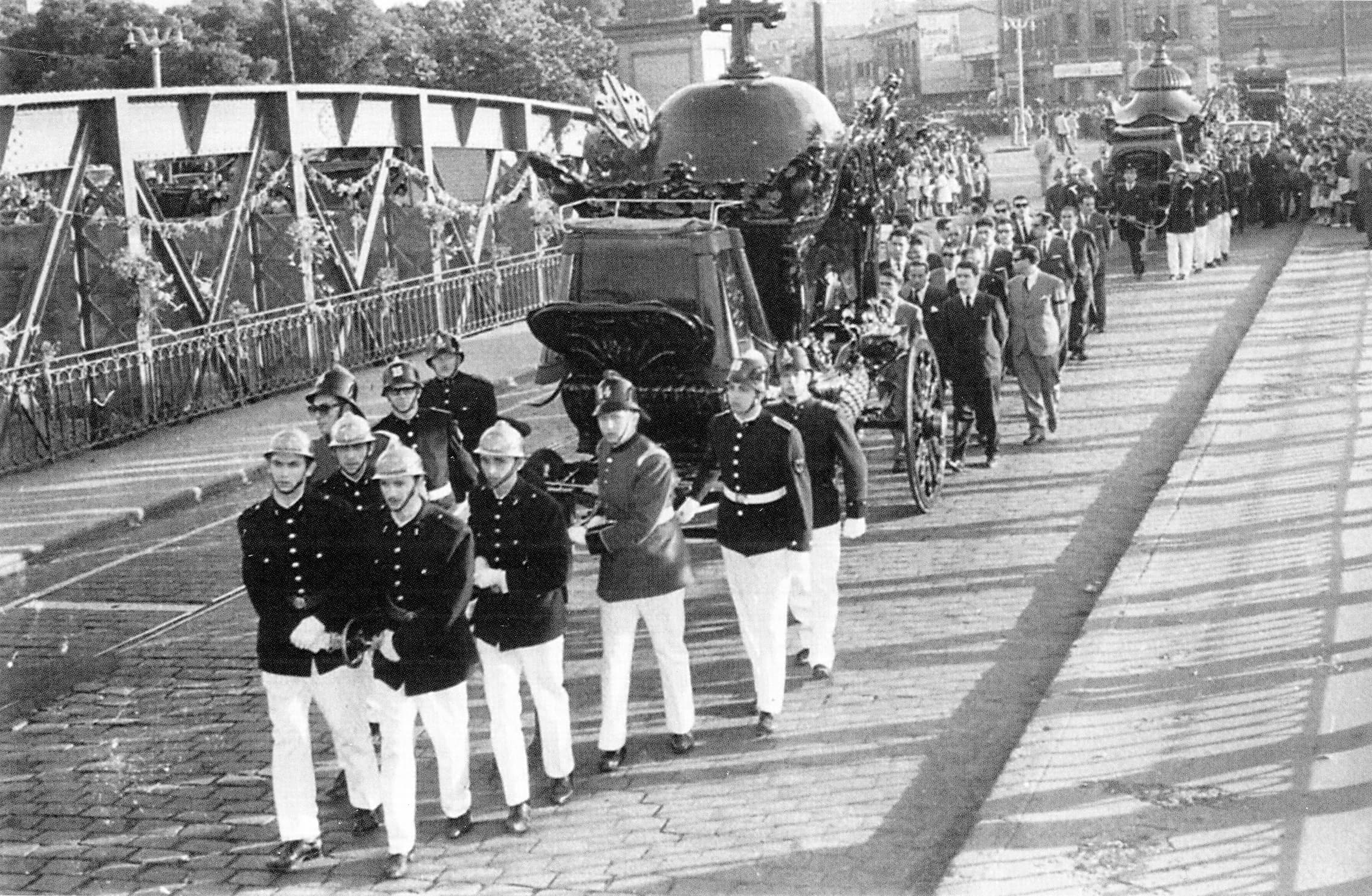 Cortejo fúnebre sobre el rio Mapocho,1962
