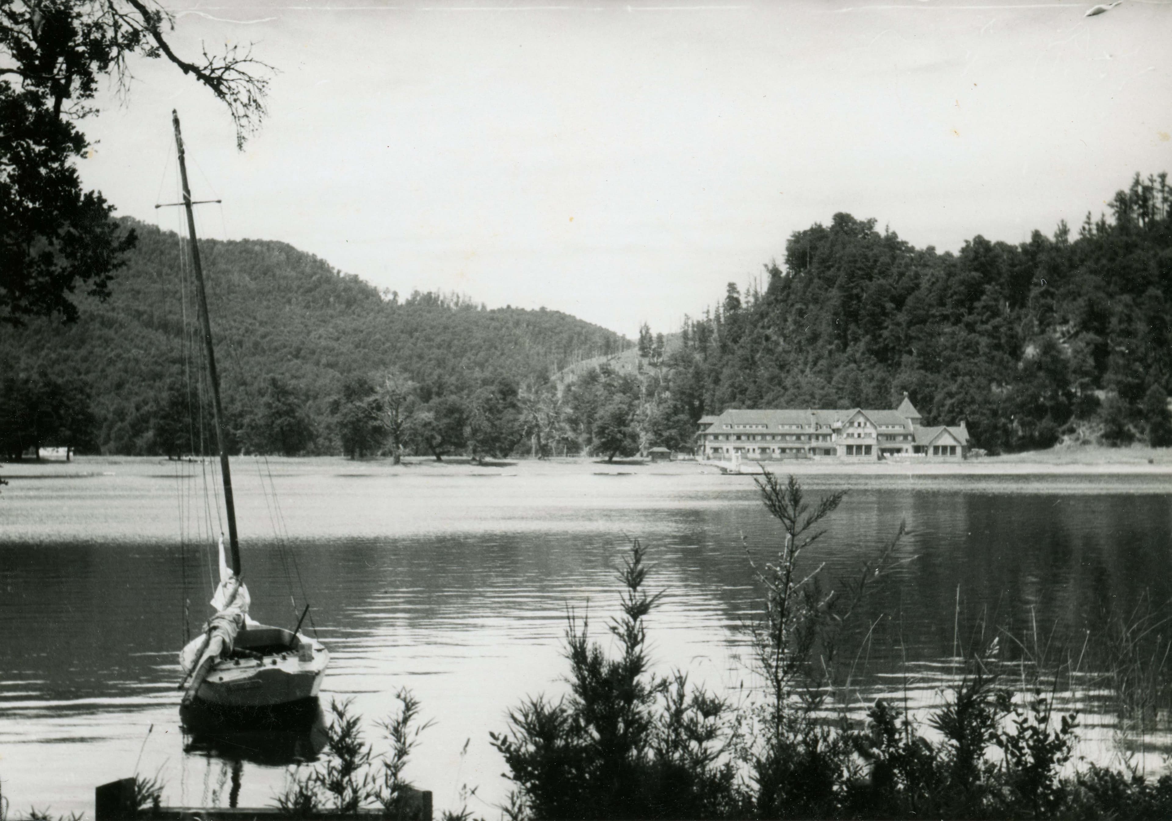 Hotel Pirihueico al atarceder, 1955
