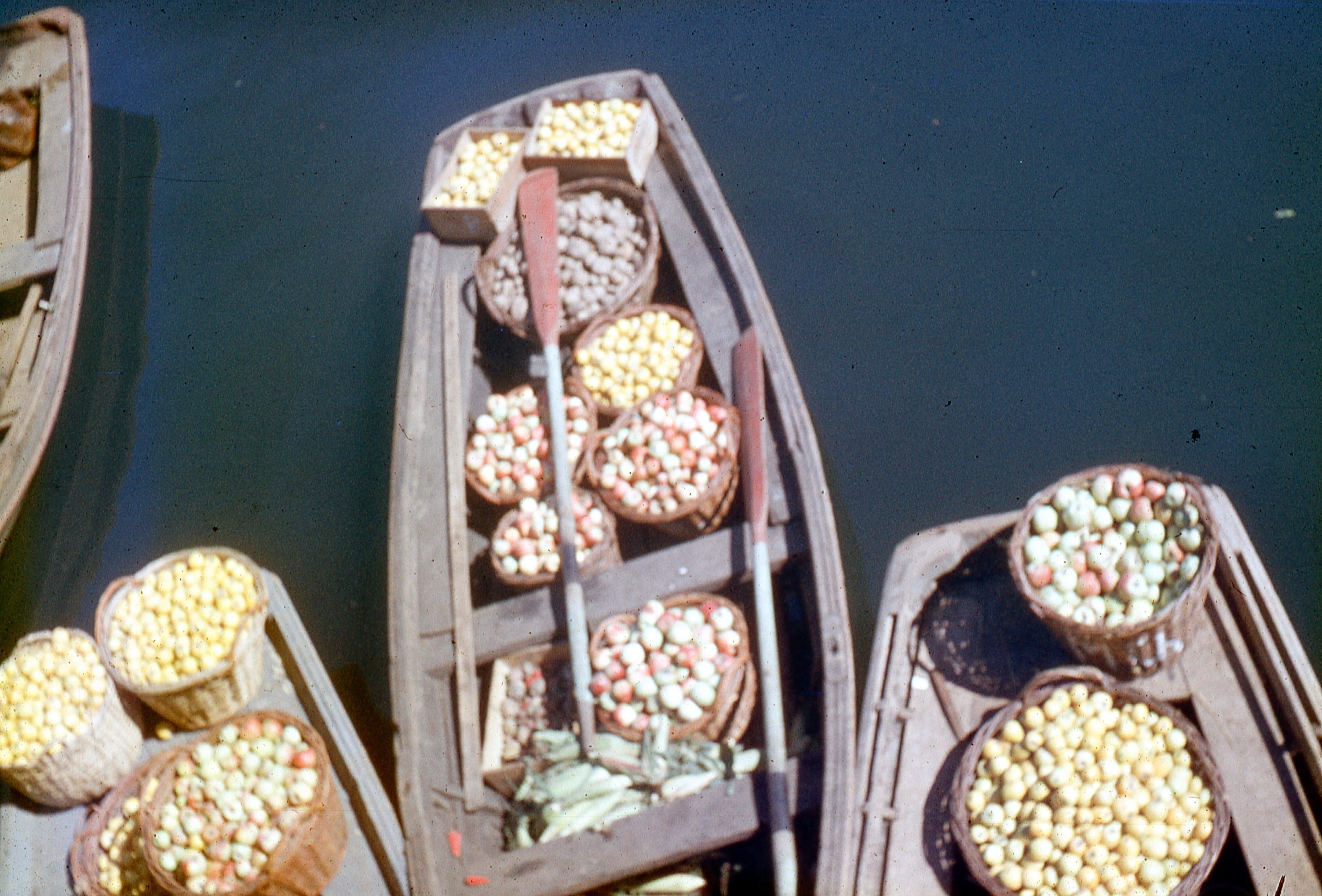 Botes con alimentos, Valdivia, 1960