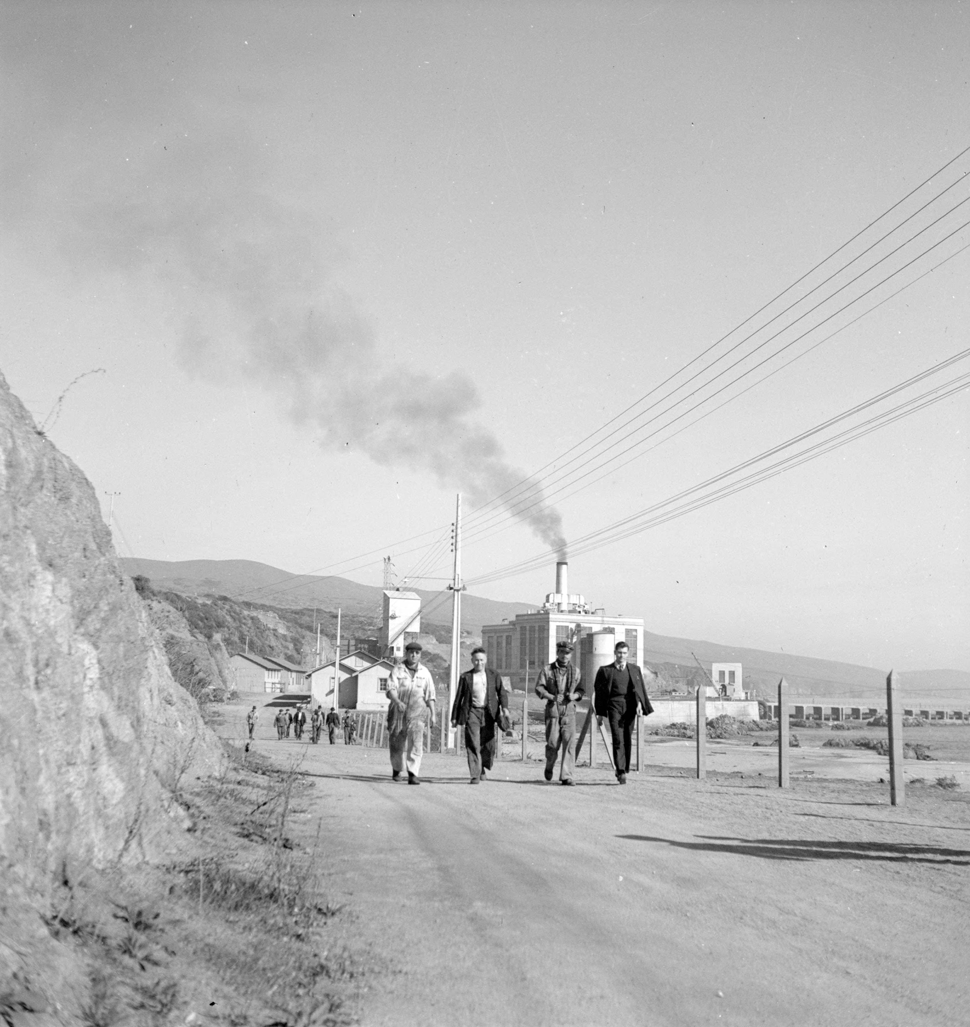 Hombres saliendo de su trabajo en La Central eléctrica de Valparaíso 1941