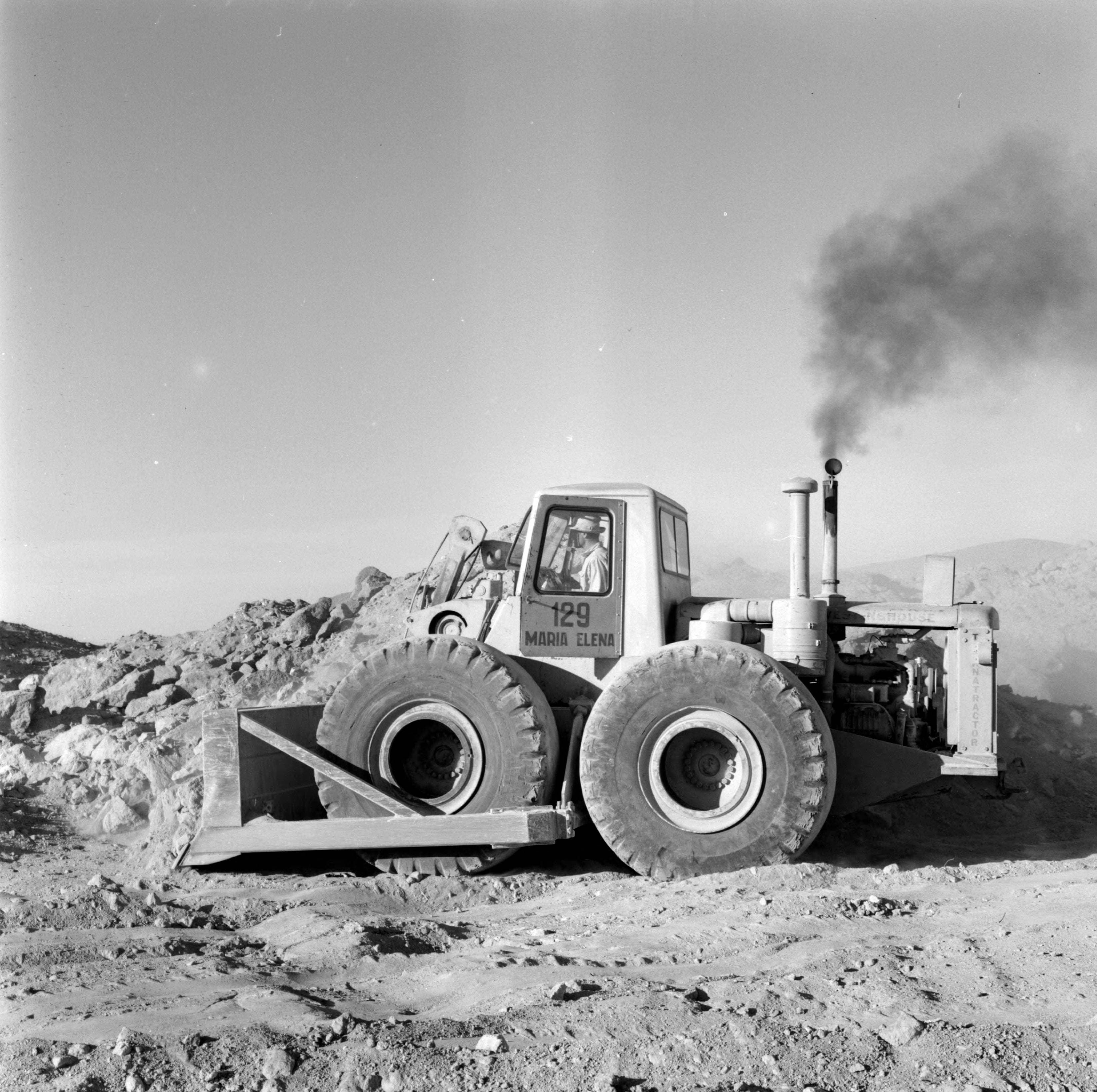 Tractor en la mina de nitrato de Oficina María Elena ca. 1960.