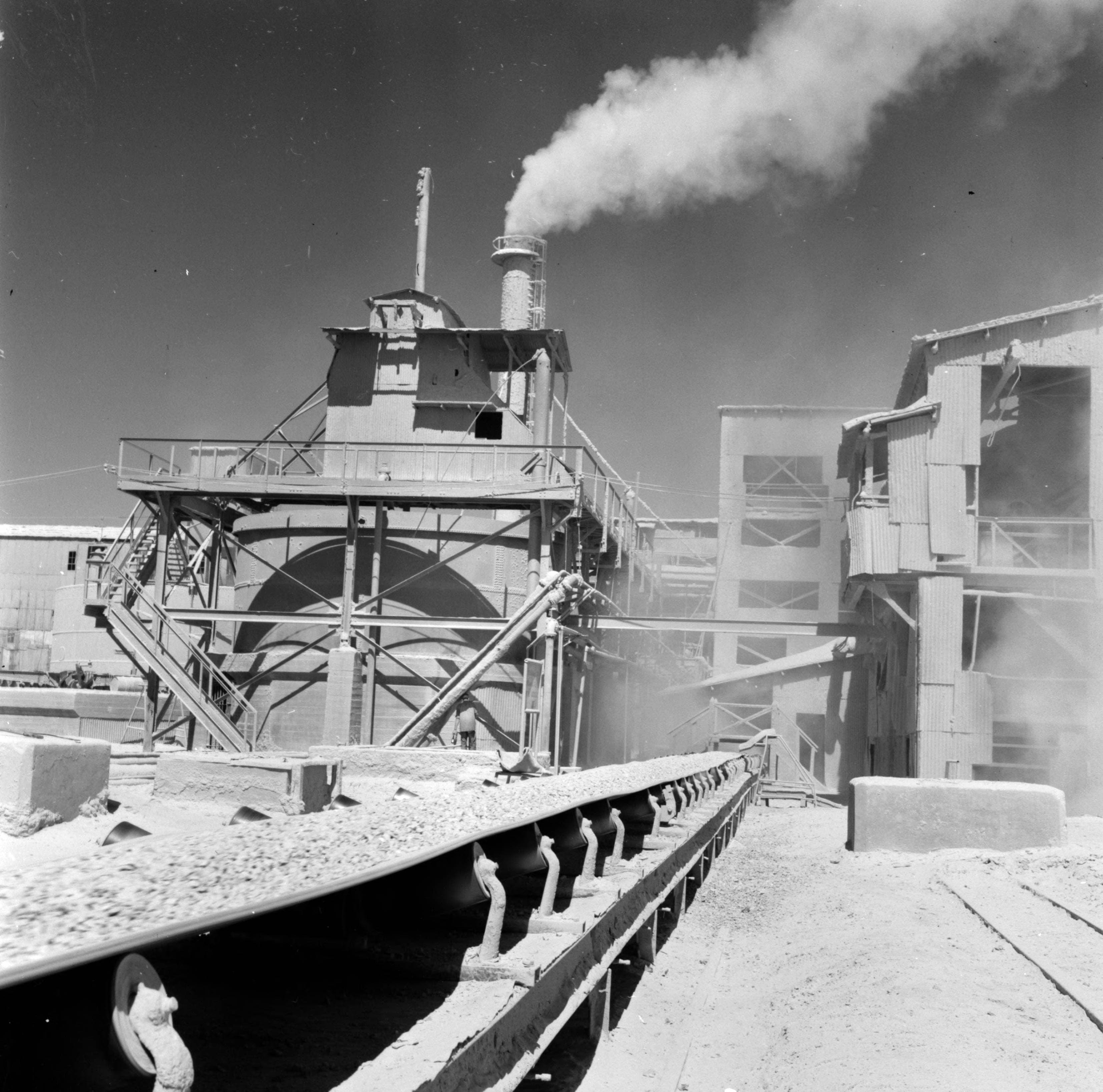 Patio de la fábrica de nitrato en Oficina María Elena ca. 1960.