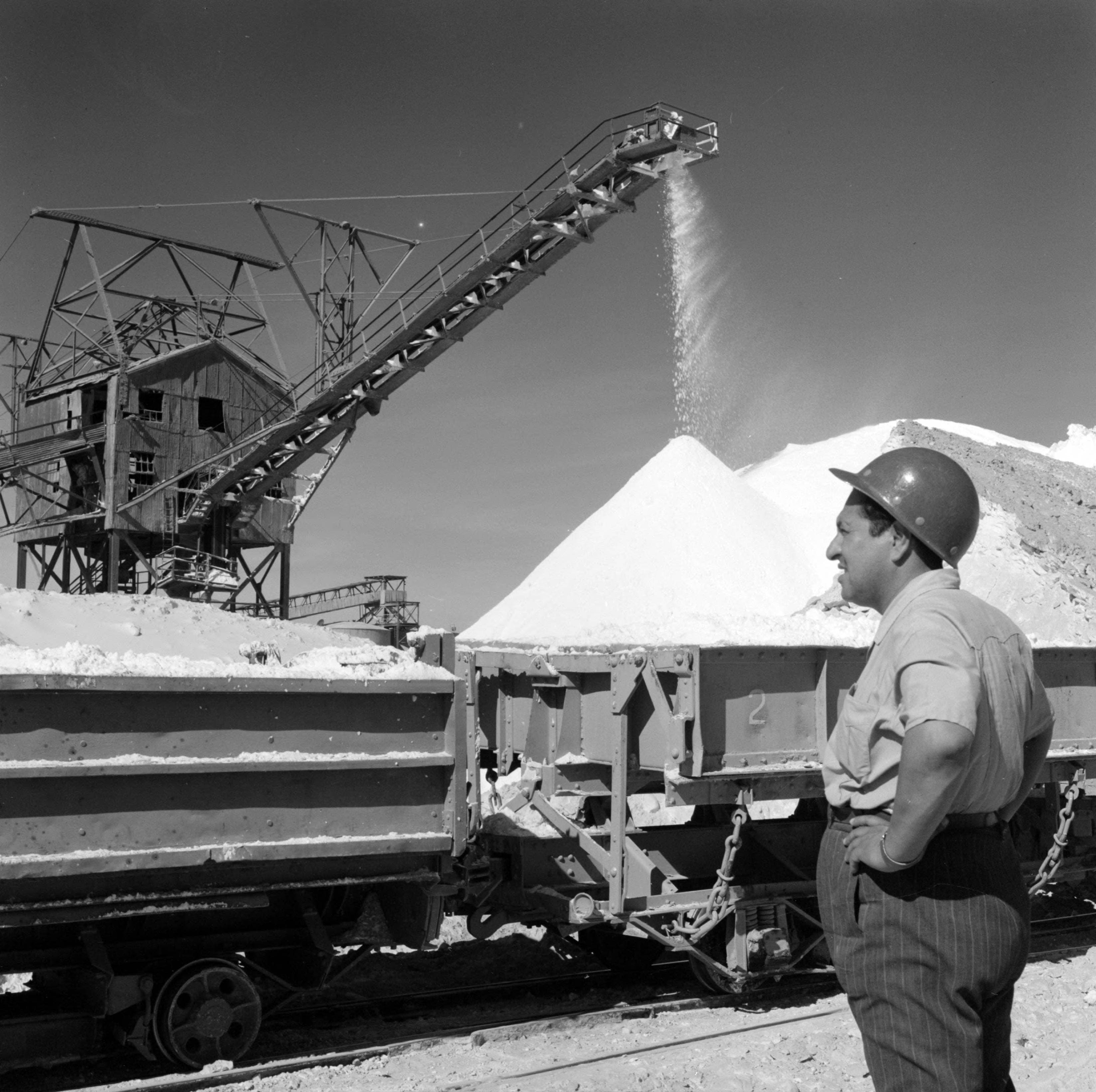 Minero en la fábrica de nitrato de Oficina María Elena ca. 1960.