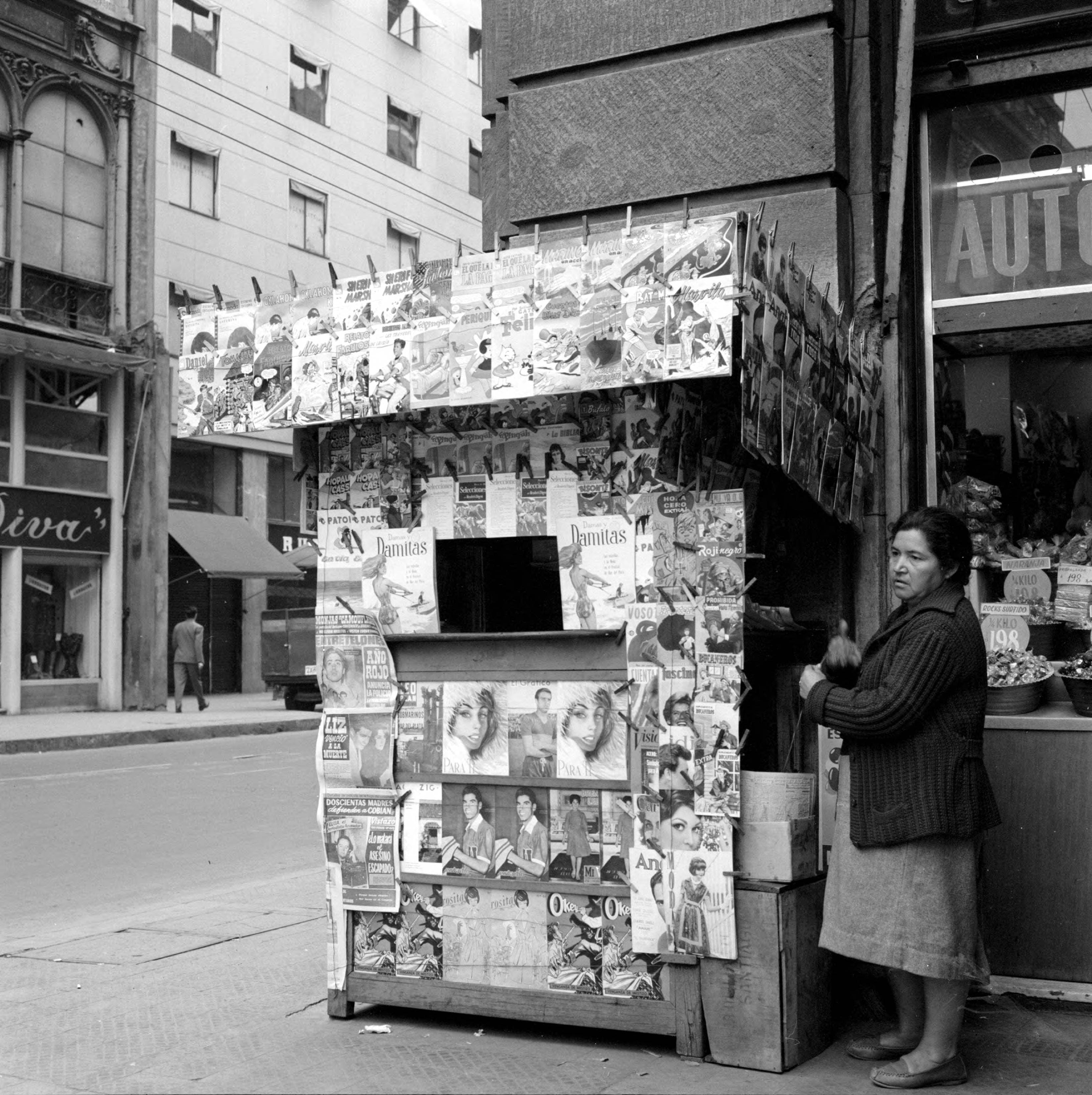 Mujer en un quiosco de Santiago ca. 1960.