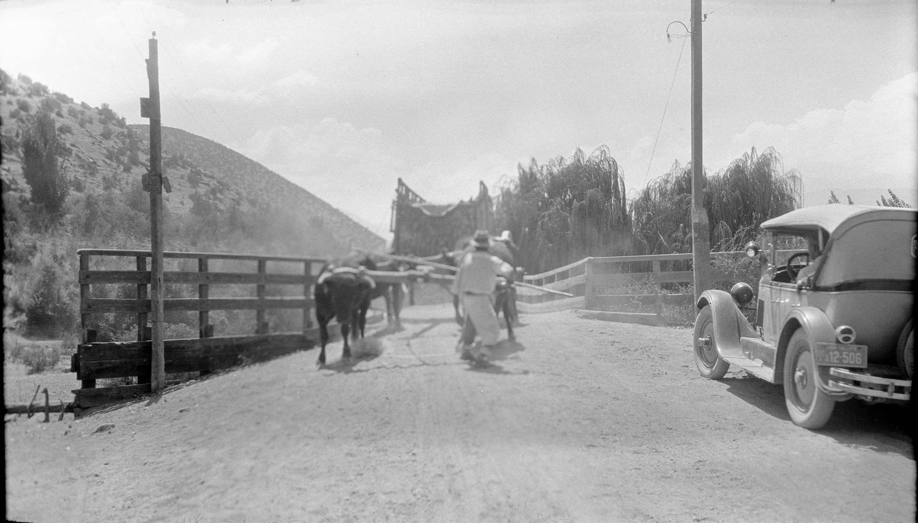 Automóvil esperando a una carreta en puente, 1930