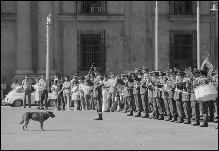 Orquesta frente La Moneda en 1971
