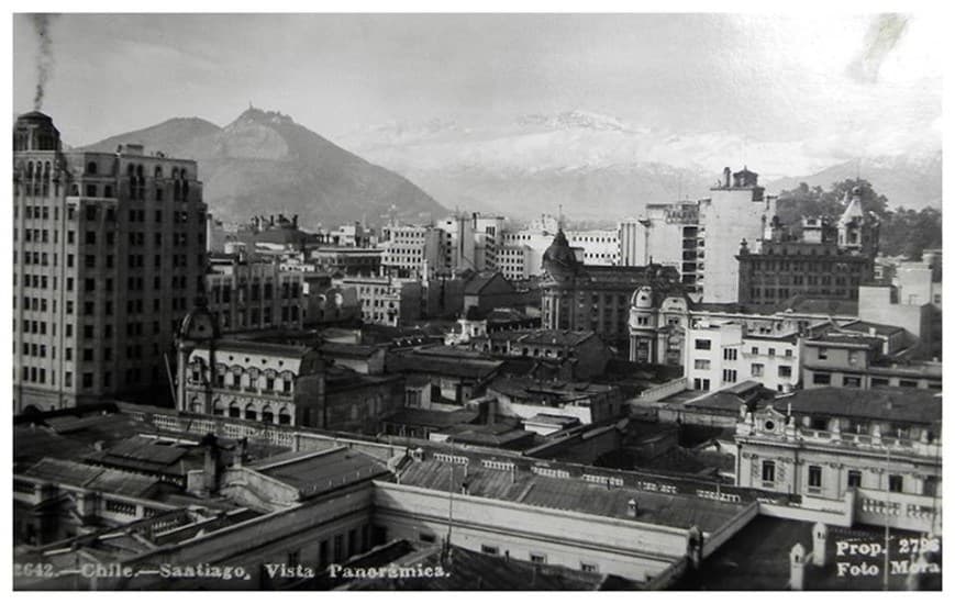 Vista de Santiago sobre el Palacio de La Moneda hacia el Cerro San Cristóbal, en los años ’30s