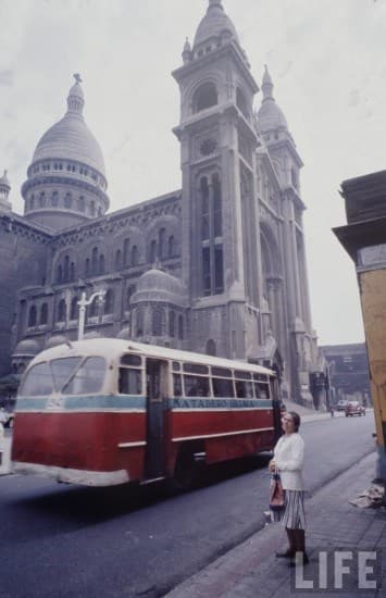 Micro pasando frente a los Sacramentinos en 1971