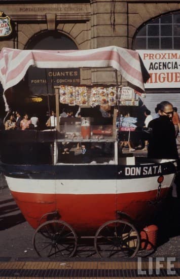 Carrito en Plaza de Armas de Santiago en 1971