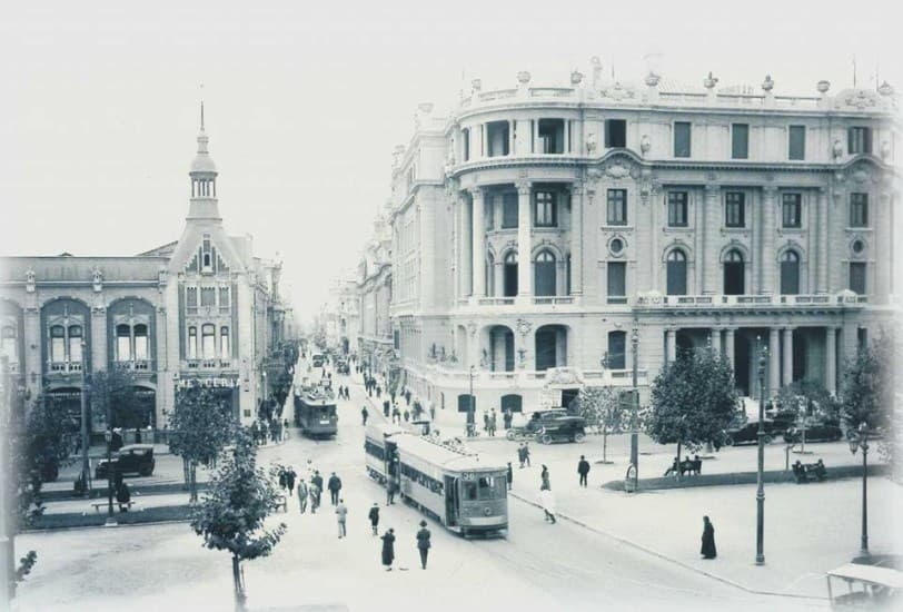 Tranvía cruzando la Alameda de Santiago, desde Calle Bandera, en 1926
