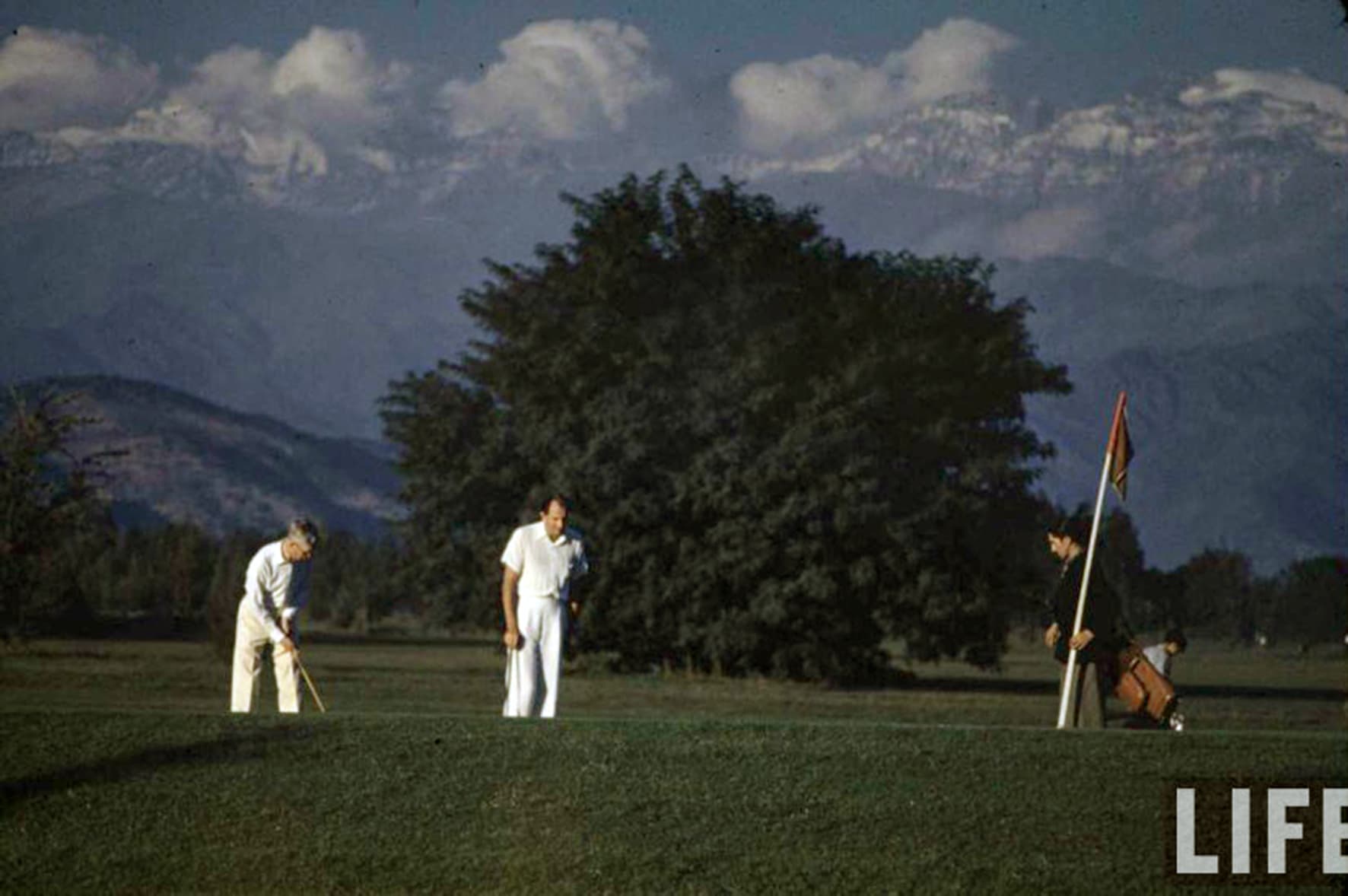 Jugando Golf en el Club los Leones, 1941