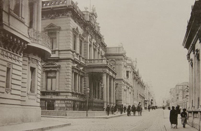 Esquina de Calle Catedral con Morandé en el año 1906