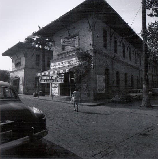 Actual facultad de Arquitectura y Urbanismo de la Universidad de Chile en 1970