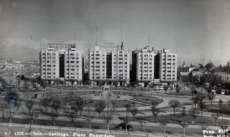La Plaza Baquedano y los edificios Turri alrededor del año 1945.