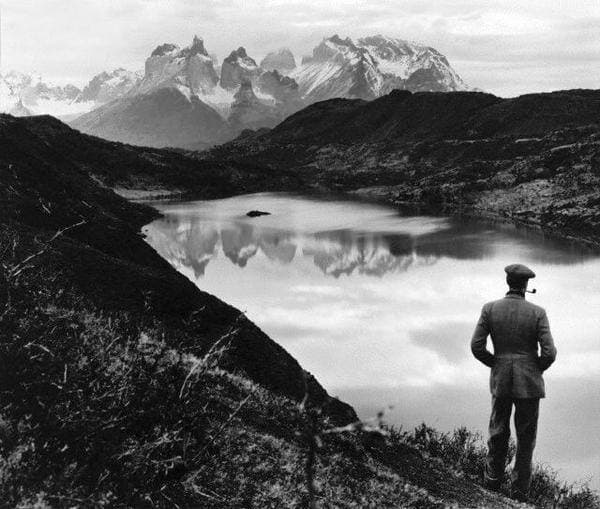 Mirando los Cuernos del Paine en el año 1939.