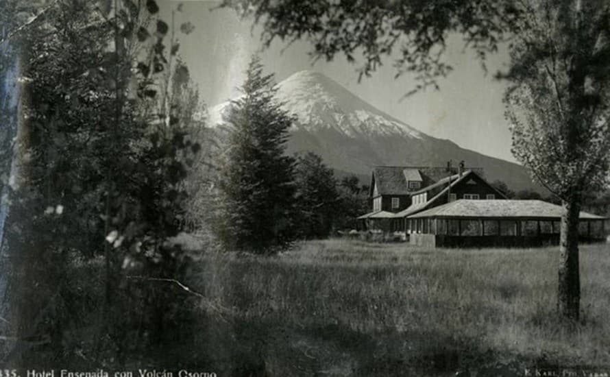 Hotel Ensenada y el Volcán Osorno, en camino a Petrohué, en el año 1944.