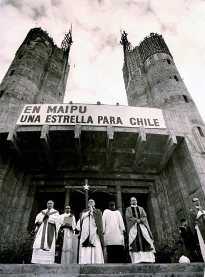 Misa durante la construcción del Templo Votivo de Maipú, ca. 1955