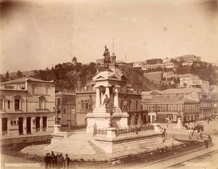 Monumento a los Héroes de Iquique en el año 1888.