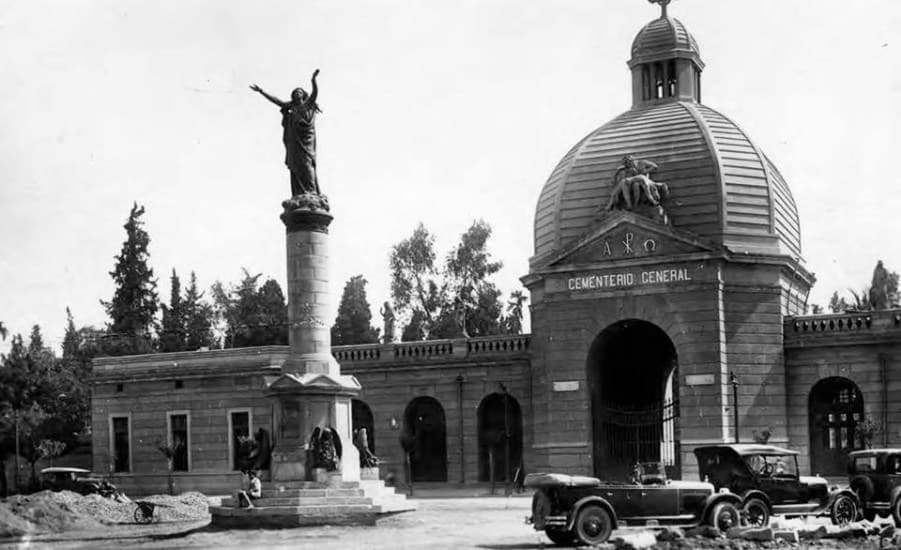 Plaza la Paz y acceso al Cementerio General de Santiago en 1920.