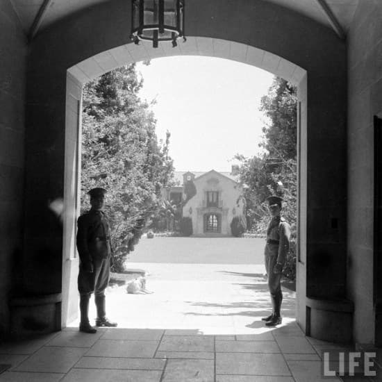 Entrada a Palacio Presidencial de Cerro Castillo en el año 1941.