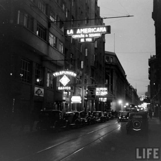 Foto nocturna en Agustinas esquina Bandera de Santiago en el año 1941