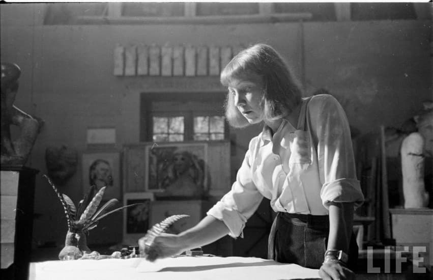 Lily Garafulic en su taller en el año 1946