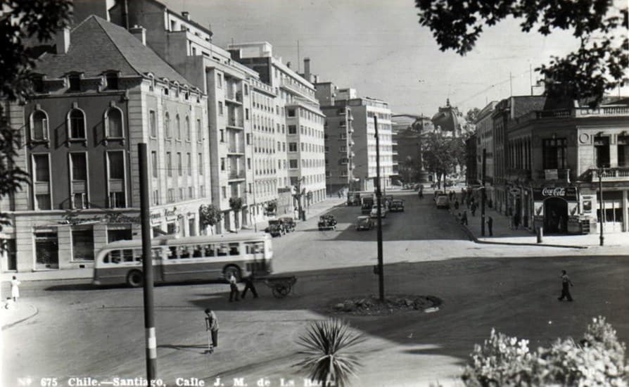 Calle José Miguel De La Barra desde el Santa Lucía, circa 1945