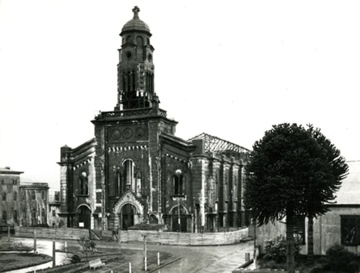 Catedral de Ancud preparada para su demolición, 1961.