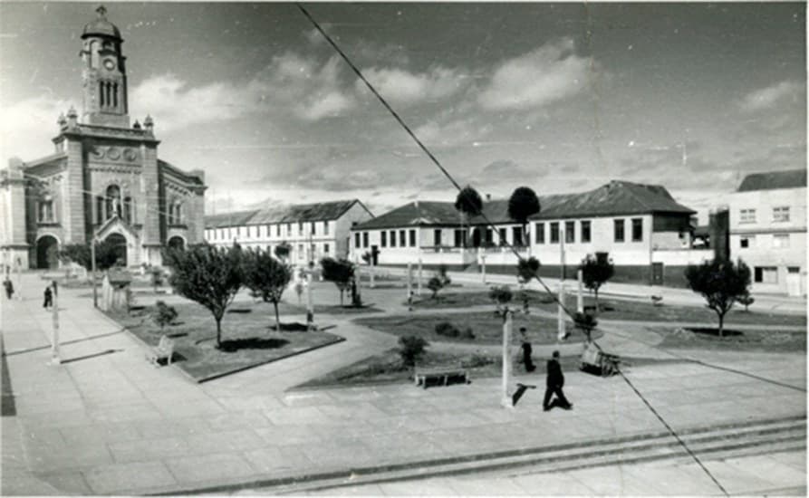 Plaza de Armas y Catedral de Ancud en 1950.