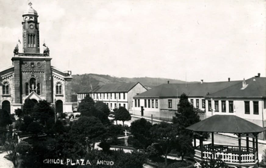 Catedral y Plaza de Ancud en 1941.