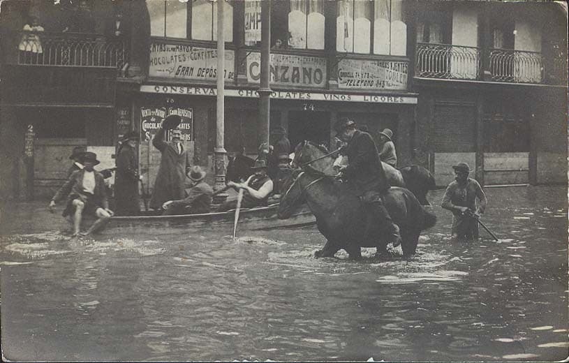 Inundación en Valparaíso, calle Condell con Pirámide, en 1914.